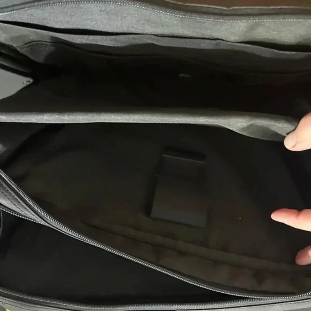 Targus CVR400 Laptop Carrying Case/Briefcase Gently Used Black and Gray